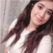 Studentessa laureanda impartisce ripetizioni a studenti delle medie e superiori